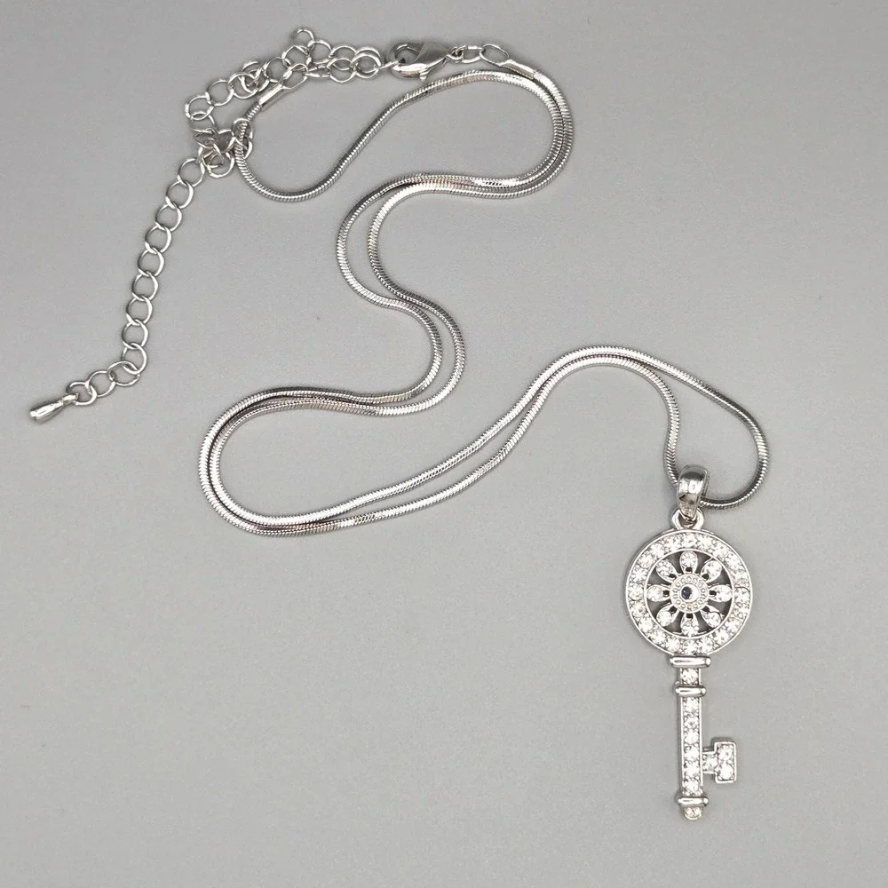 Crystal Skeleton Key Pendant Necklace Floral Silver Tone‎ Snake Chain Adjustable